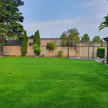 Penzion Ruhiges Mit Garten & Terrasse, Parkplatz Neuss
